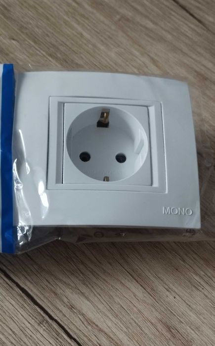 Нова розетка із заземленням Mono (біла)
