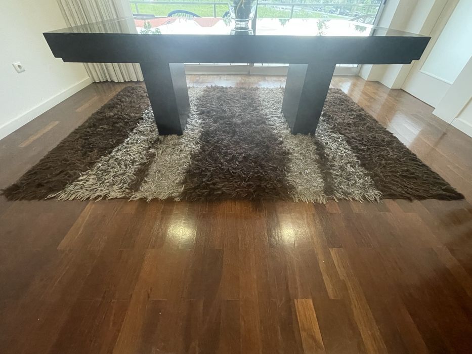 Tapete em tons de castanho e branco