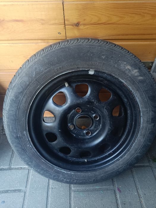 Felga z opona 4x100 do przyczepki w dobrym stanie