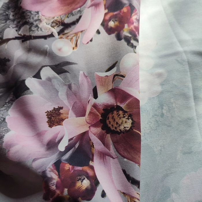 Супер софт. Тканина тонка, але міцна, майже не минеться.