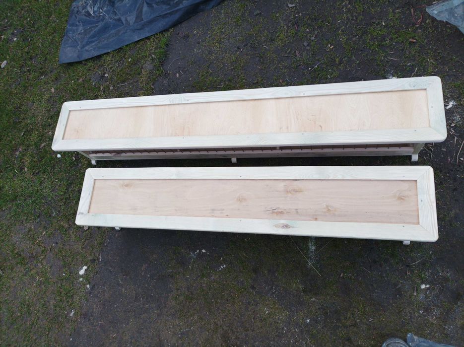 Karmnik dla ptaków ,gołębi z podajnikiem karmy