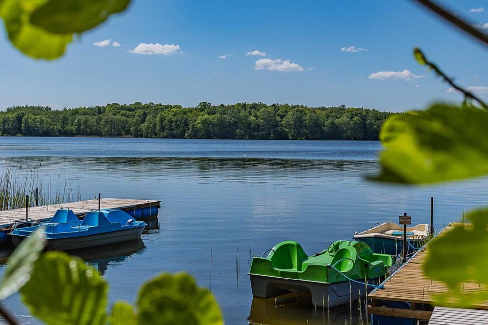 Domek letniskowy nad jeziorem z własną linią brzegową