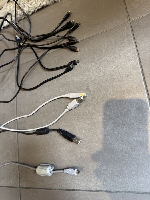 Zestaw kabli: 3 sztuki USB 2.0 A-B, 8 szt. USB - Micro USB, 9 szt. mini jack - mini jack