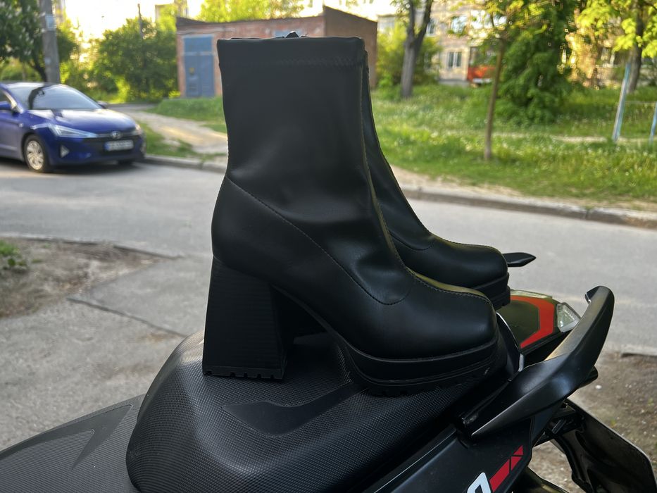 Взуття жіноче чорне
