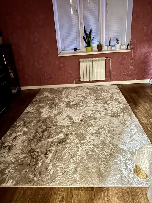 Продам стильний,красивий,нідний ковер(килим)  3 на 2