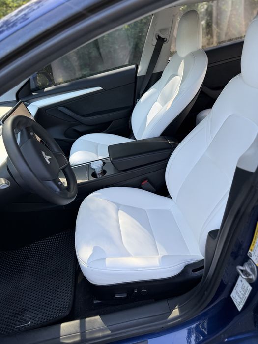 Автомобіль Tesla Model 3 2022