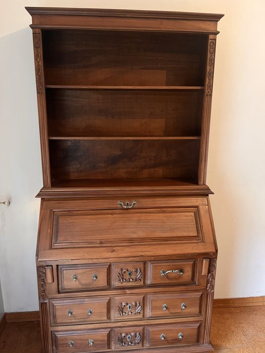 Conjunto de quarto clássico em madeira – cama, roupeiro e escrivaninha
