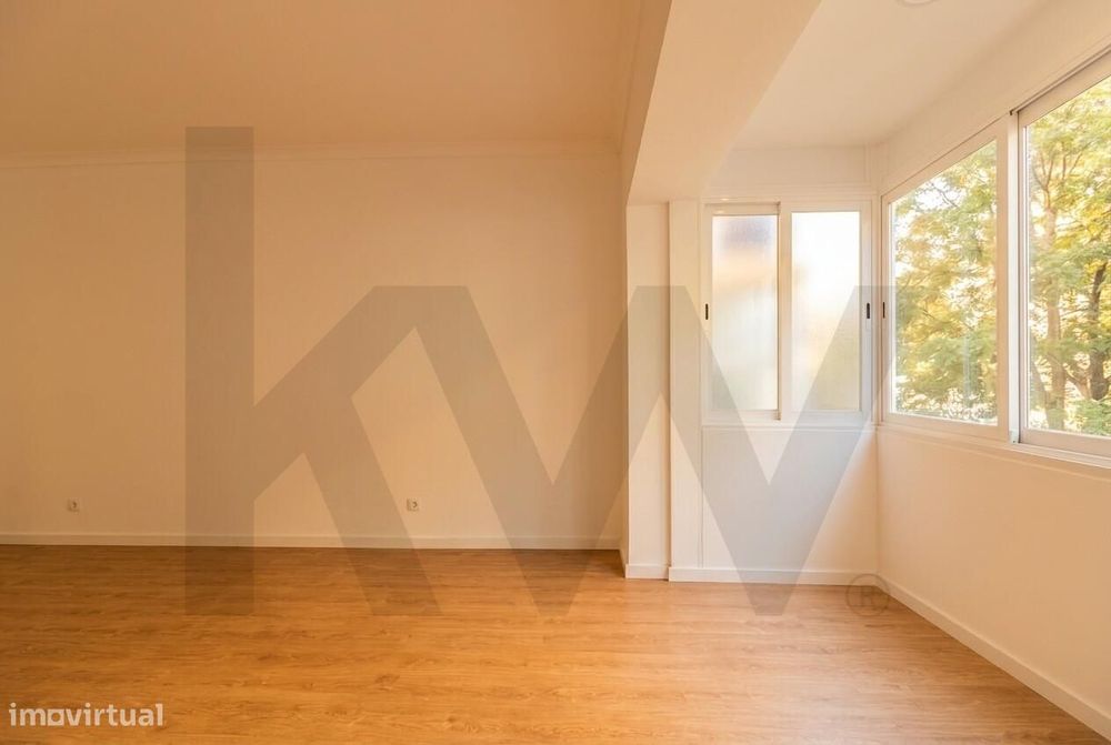 Apartamento T2 Totalmente Remodelado no centro de Monte Abraão - 1.º P