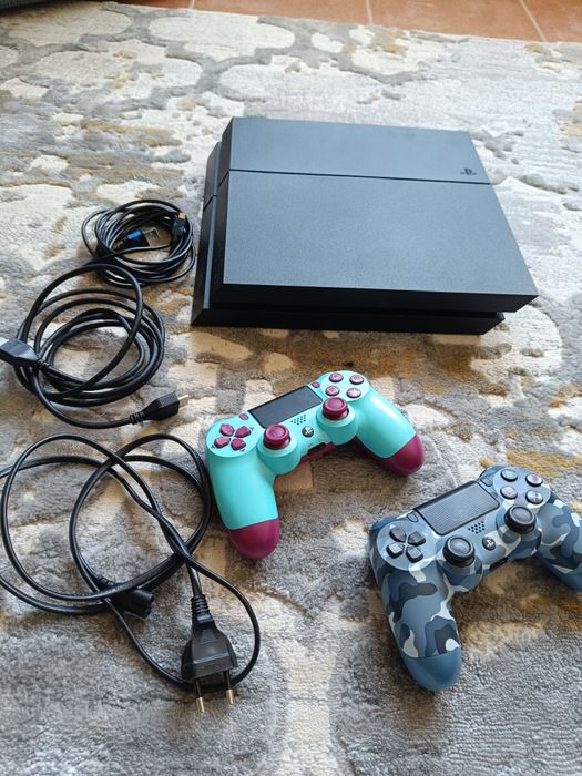 Playstation 4 em exelente estado com dois comandos