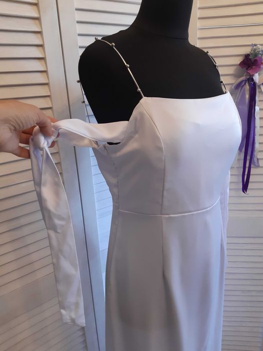 Шикарное свадебное атласное платье на пуговичках