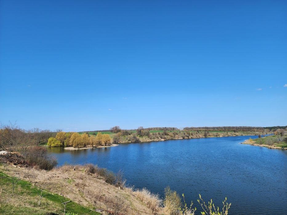 Будинок на березі річки