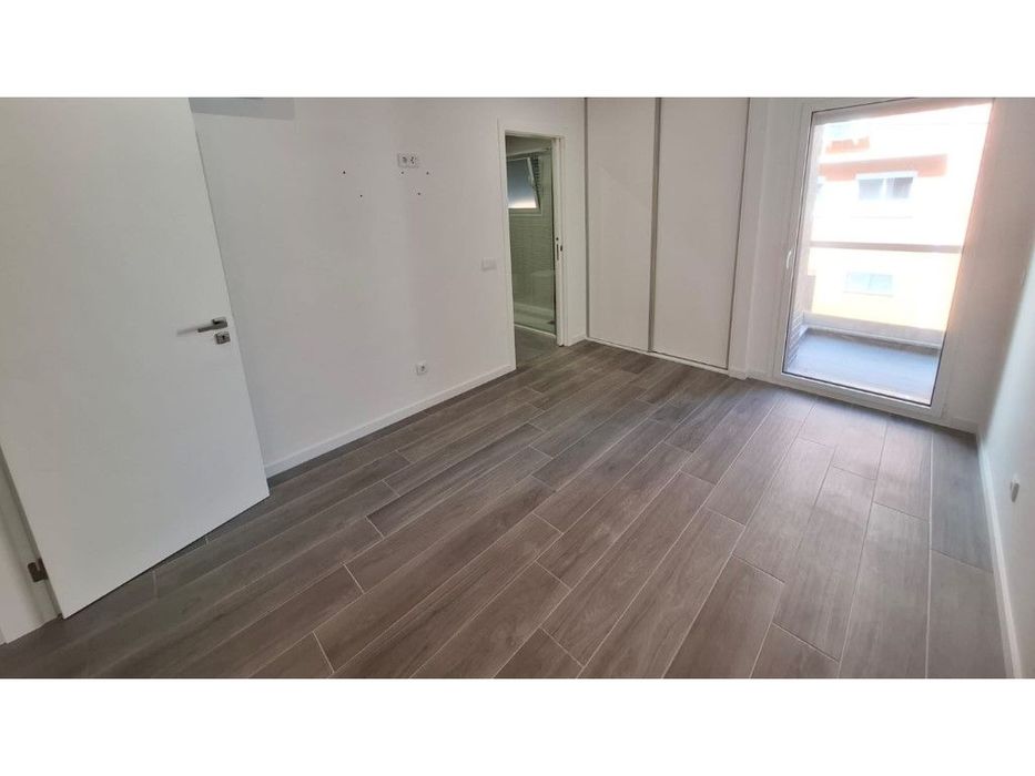 Apartamento T3 com varanda, garagem fechada em condomínio com piscina