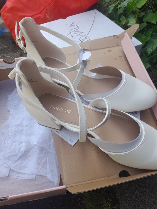 Nowe, buty białe eleganckie, na paseczku, mały obcas