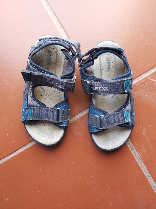 Sandálias em bom estado.