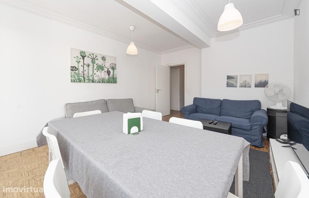 Quarto - localizado em Campolide Lisbon