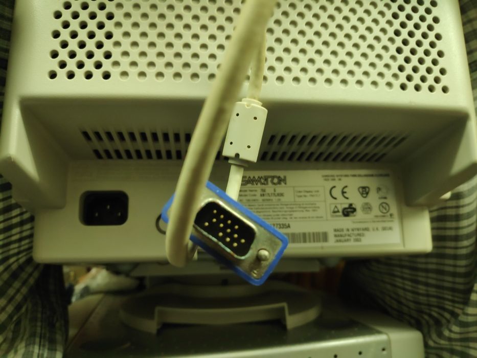Monitor Samtron 76E. CRT de 17 polegadas