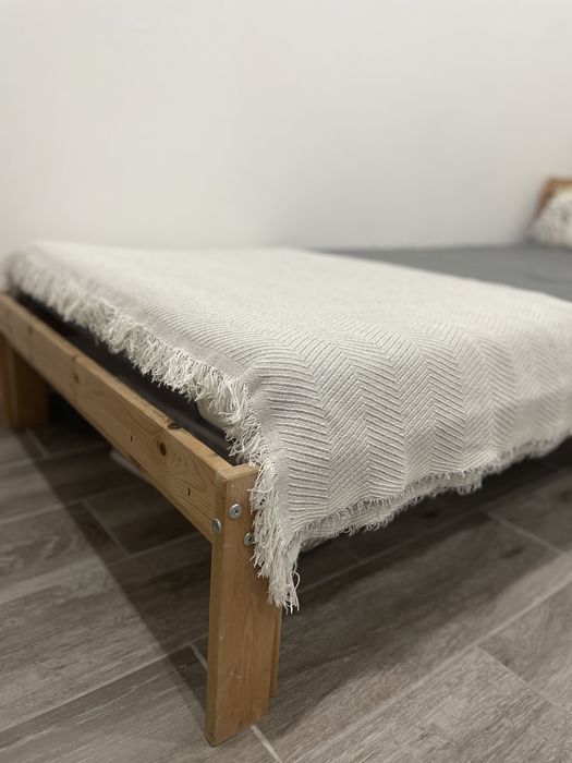 Estrutura de cama em pinho e colchao IKEA