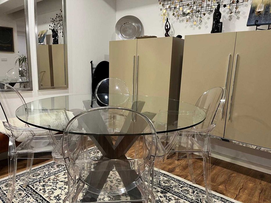 Mesa de vidro redonda com elegante pé em madeira