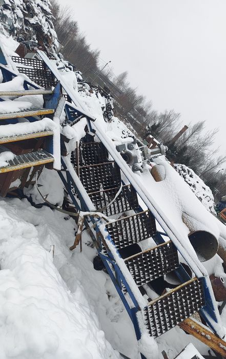 Schody metalowe 4,5 m długości 67 cm szerokości