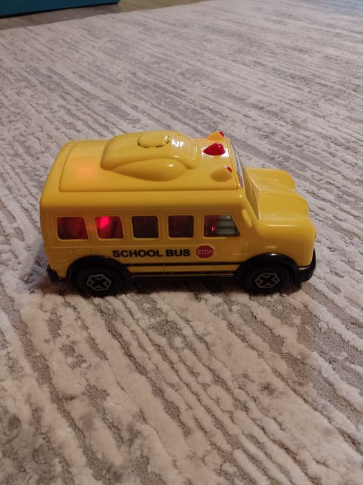 Żółty autobus szkolny. Jak nowy.