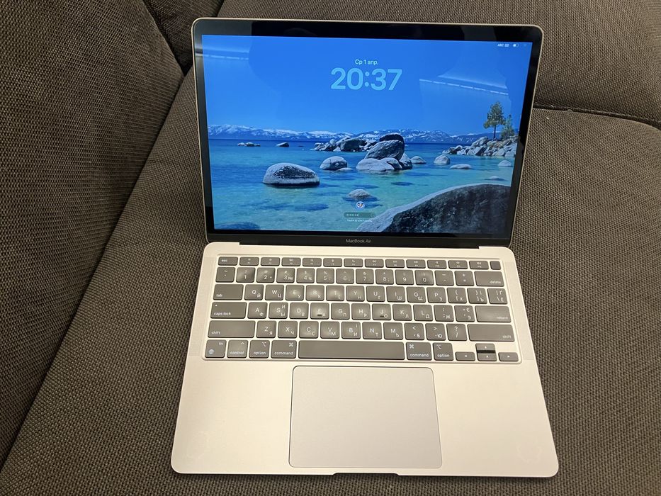 Apple MacBook Air M1 2020. 256 ГБ в хорошем состоянии.