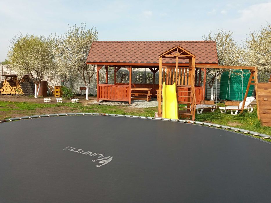 Аренда дома посуточно, территория. Беседки, манглы, стадион., бассейн.