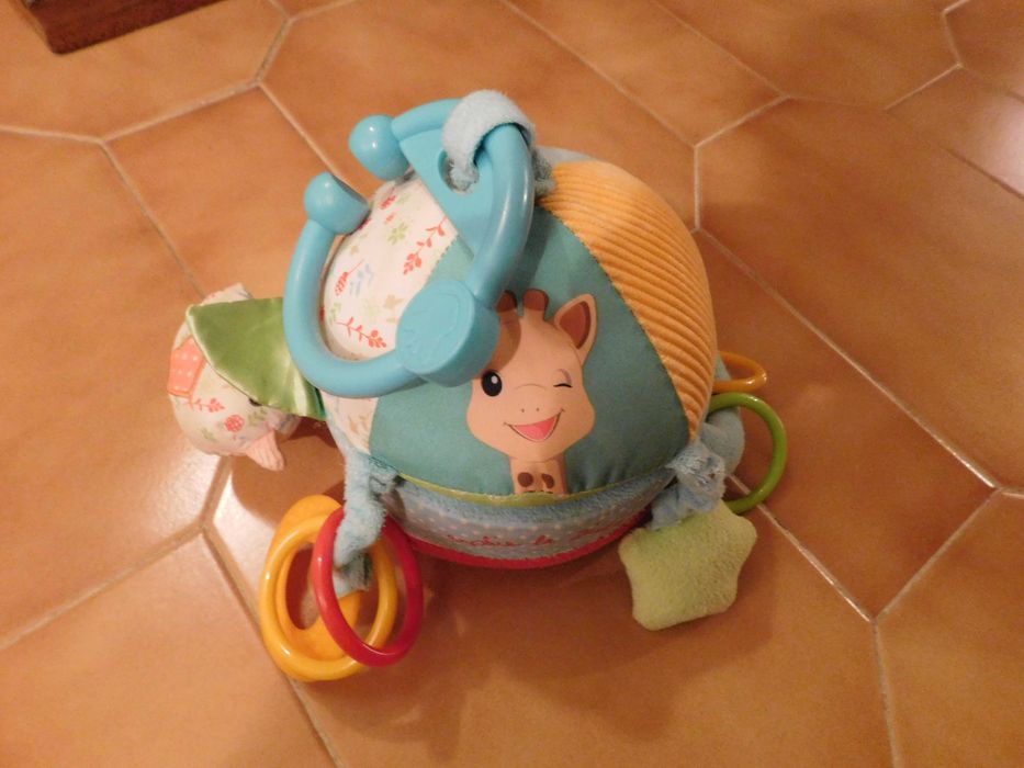 Sofia a Girafa Brinquedos - Bola o Mundo das Surpresas e Twistin'ball