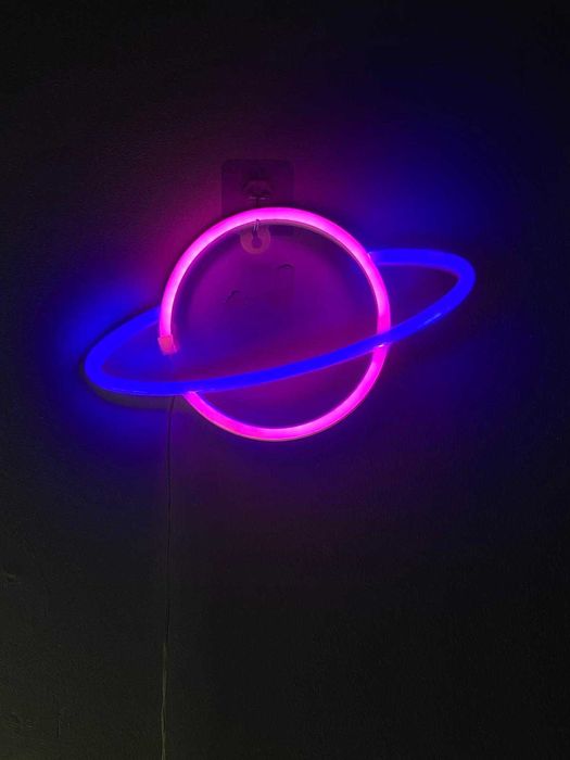 Luz de néon decorativa com planeta