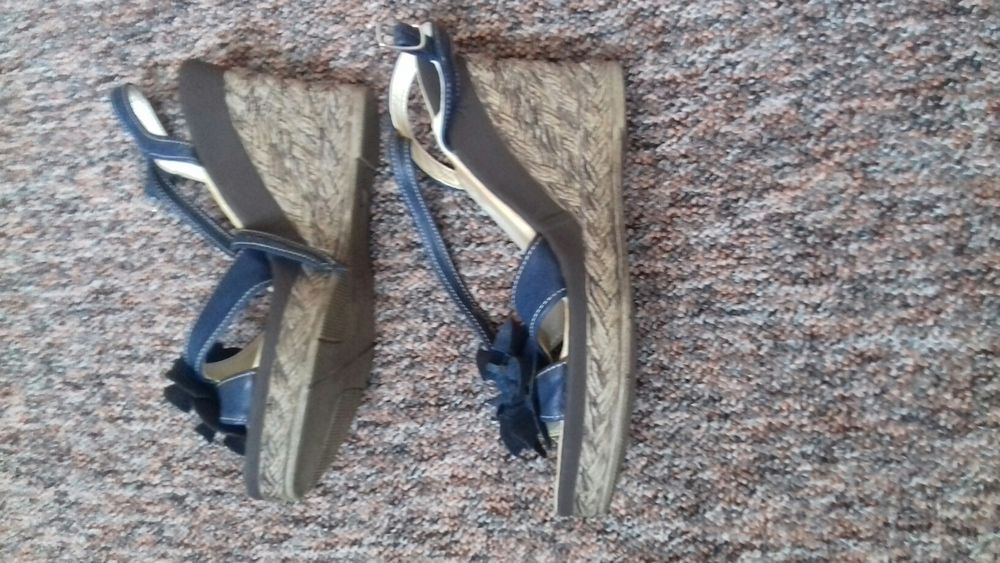 Buty na obcasie zapinane