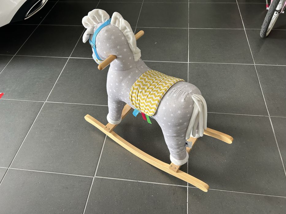 Cavalinho de madeira com som