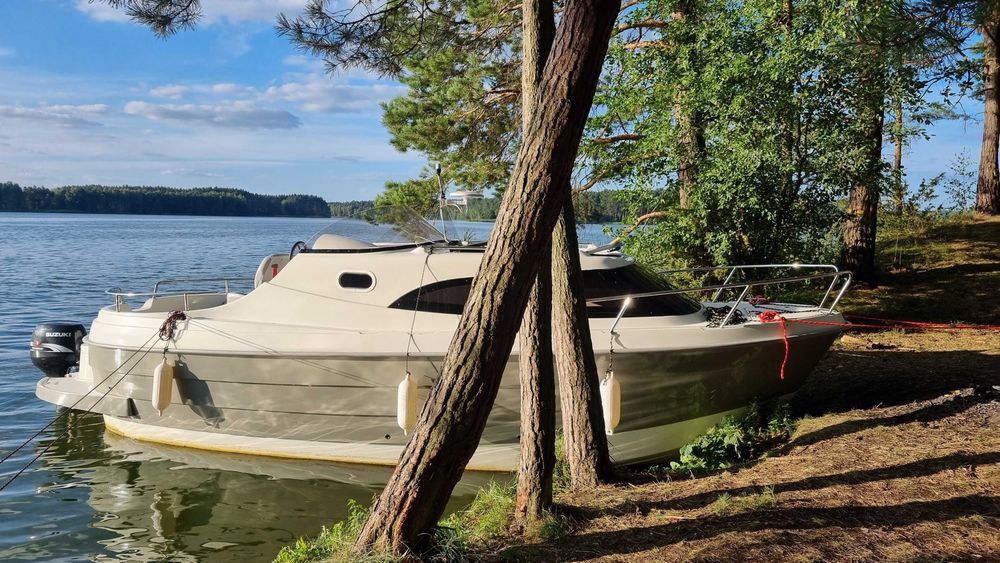 Łódź motorowa kabinowa