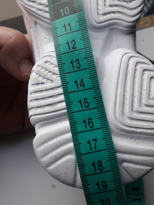 Детские кроссовки.