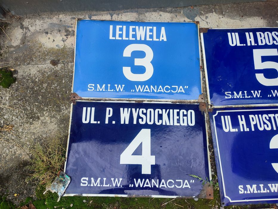 Stare tablice z nazwą ulic PRL