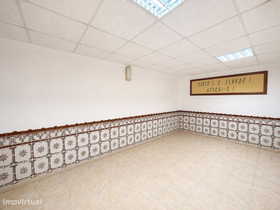 Conjunto de 3 Prédios para Recuperar em Manique do Intendente, Azam...