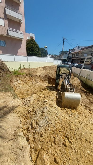 Serviço Mini-Giratória e Carrinha Basculante