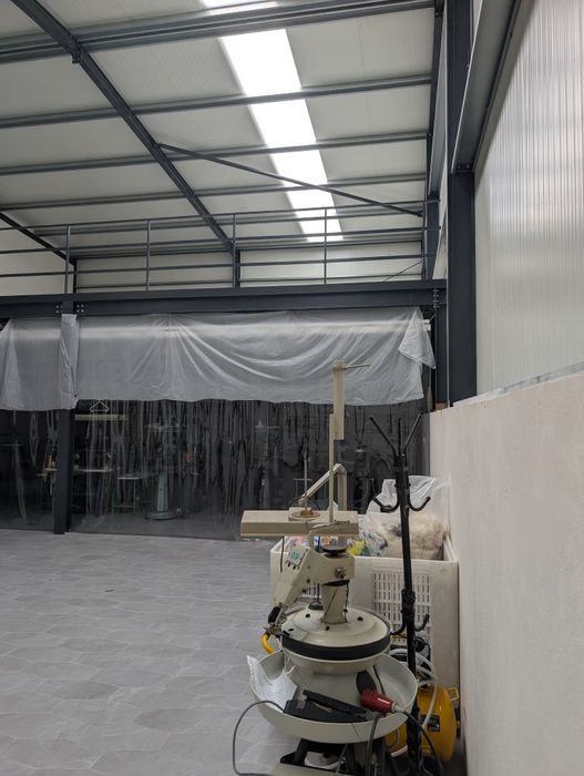 Pavilhão para arrendamento na zona da Pousa, Barcelos, com 150m2