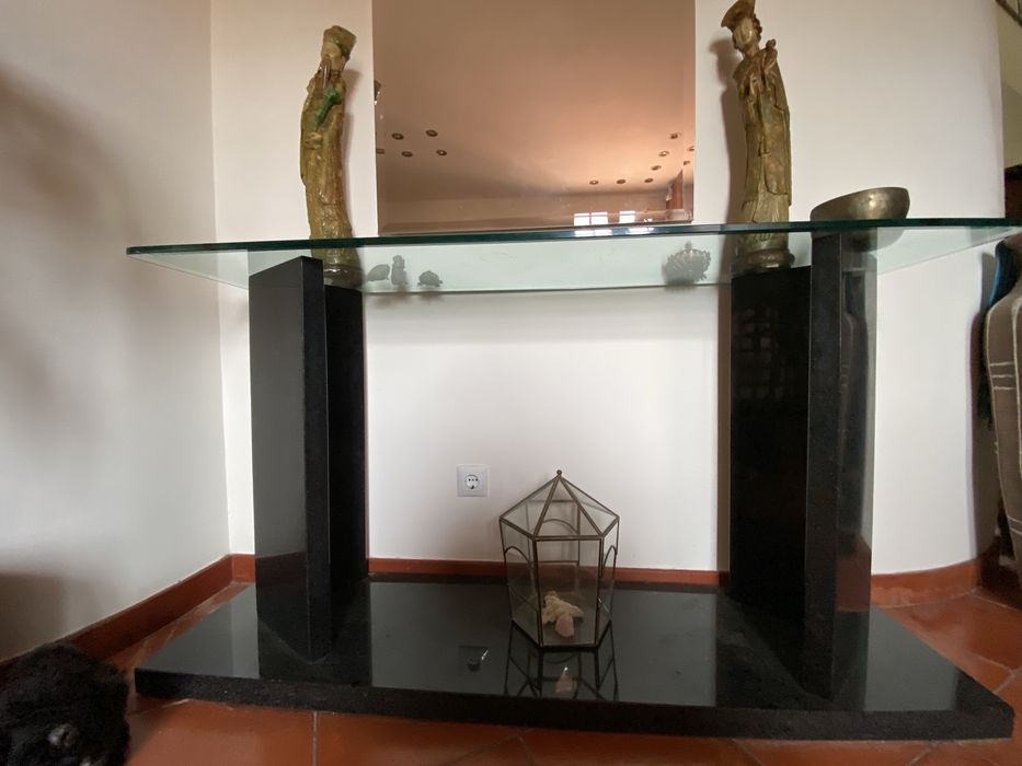 Consola em Granito Preto de Angola e Vidro Biselado | Design Exclusivo