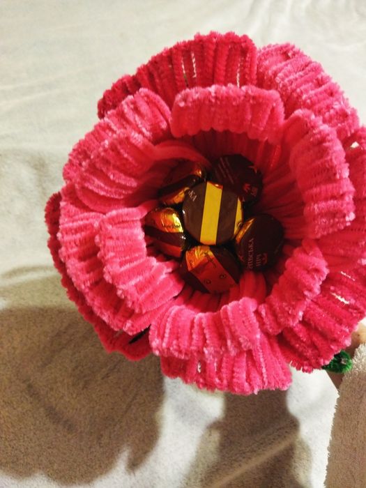 Троянда з синильного дроту з цукерками.