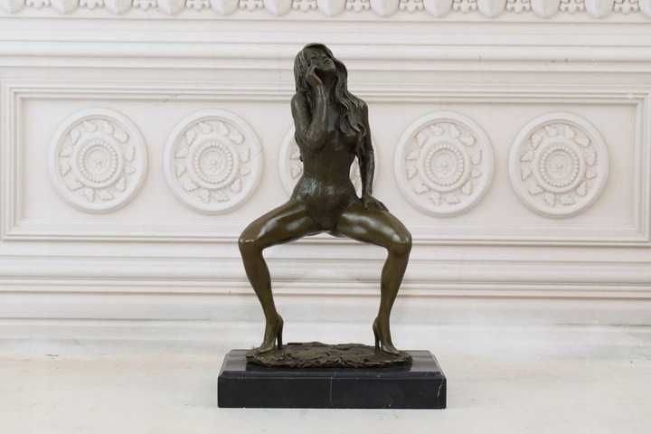 Akt Kobiety - Kobieta w Szpilkach z Papierosem - Figura z Brązu