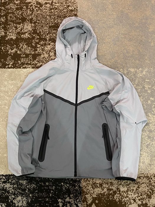 вітровка Nike tech woven сірого кольору