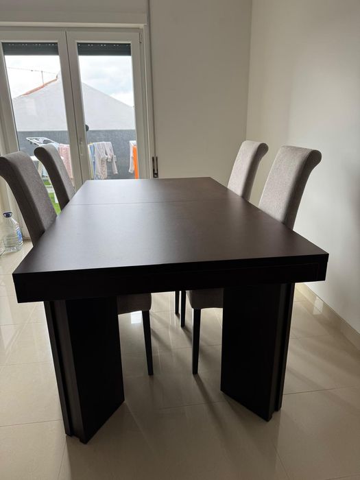 Mesa  com 4 cadeiras