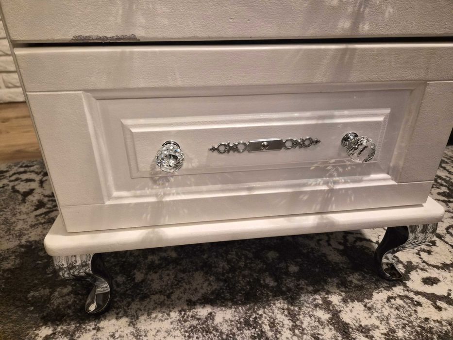 komoda drewniana biała