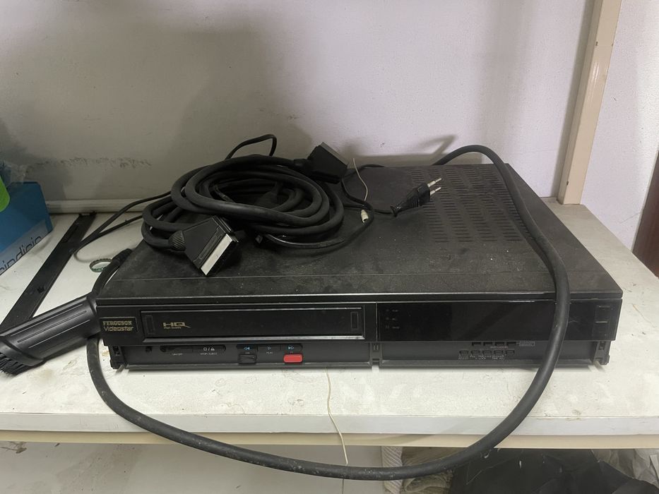 Vendo computador antigo e leitor cassetes