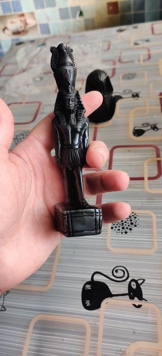 Египетские картины и статуэтки привезены из Египта.