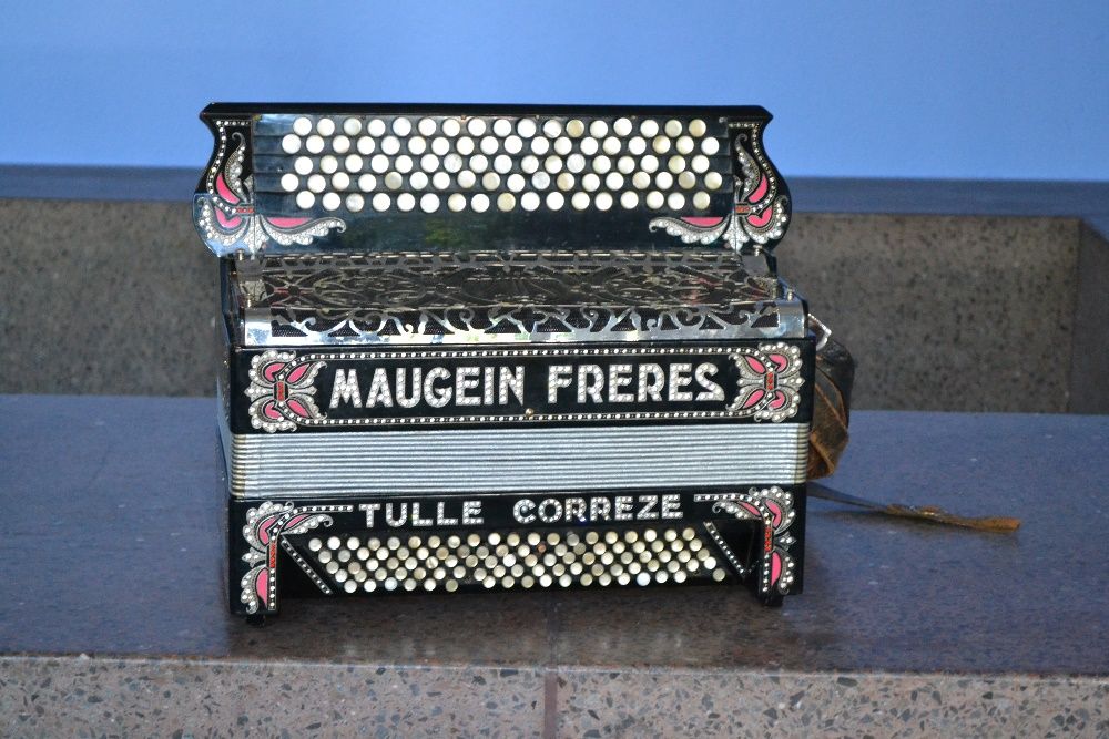 Acordeao Maugein Freres Tulle Correnze 4 Voz 100 Baixos N.181