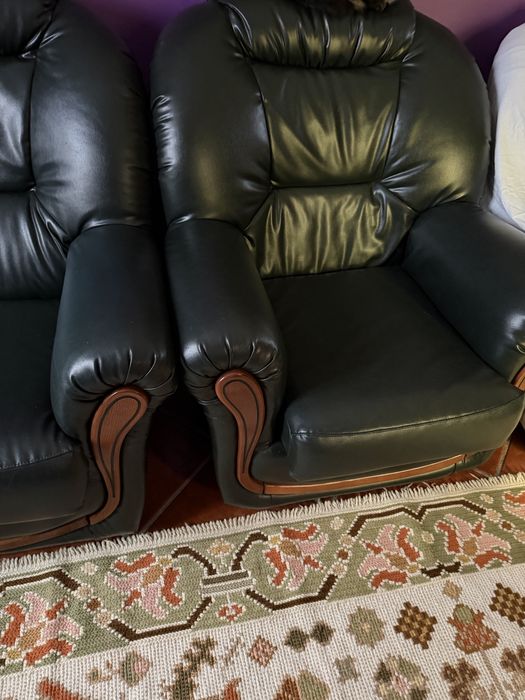 Terno sofas em pele verde escuro da marca aquinos