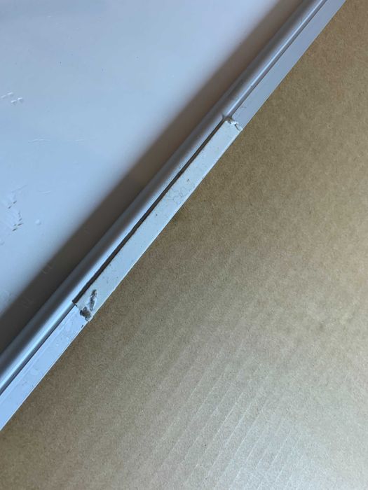 Amazon Basics Tablica korkowa z aluminiową ramką 90 cm x 60 cm