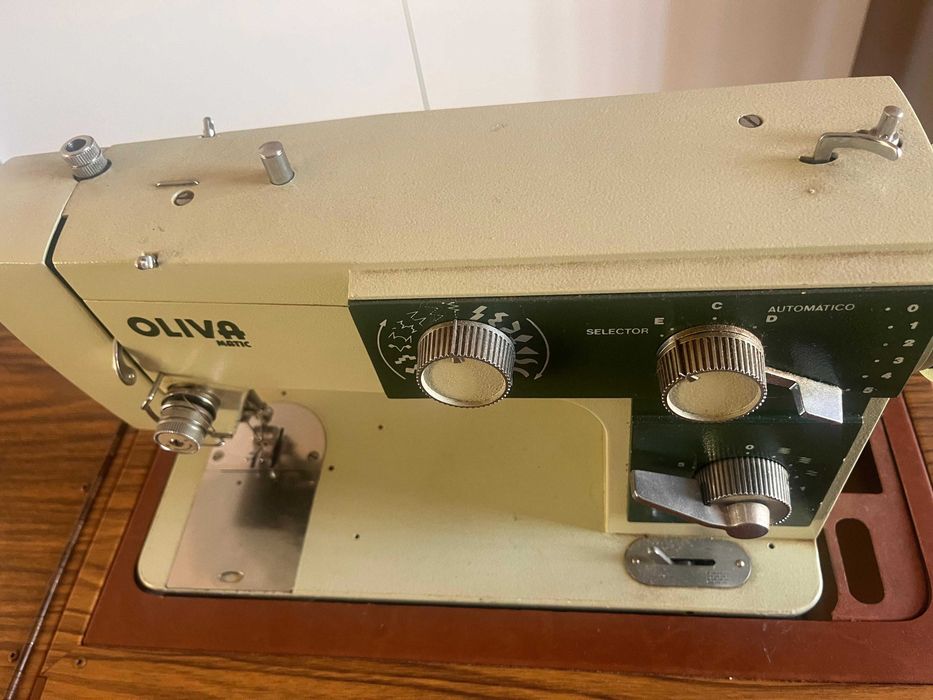 Máquina de costura antiga Oliva Matic CL500