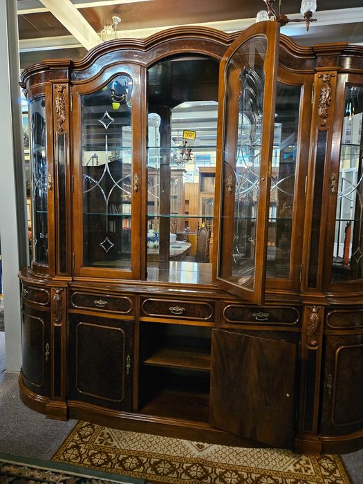 Móvel de sala em madeira, fundo em espelho e prateleiras em vidro -
