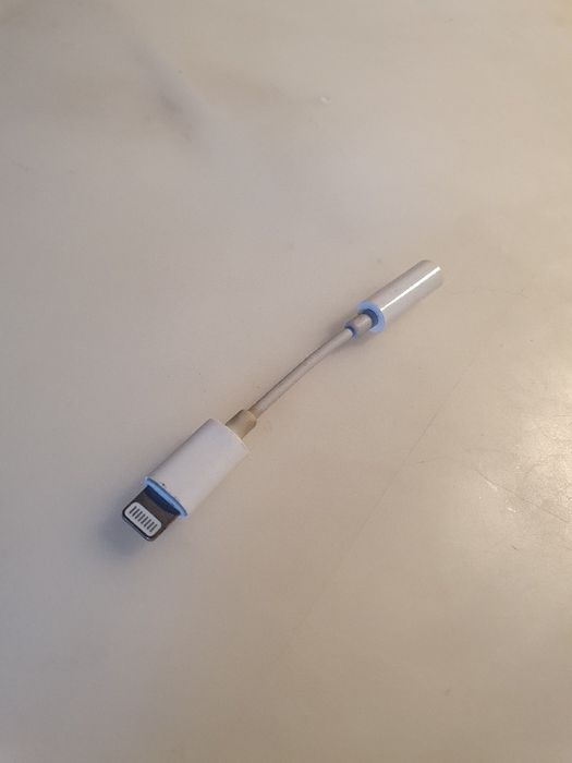 Apple Lightning Headphone Adapter64740453924867120
